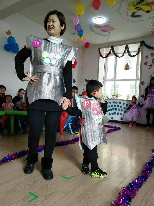小八班元旦汇演圆满落幕，服装服饰绽放童真光彩
